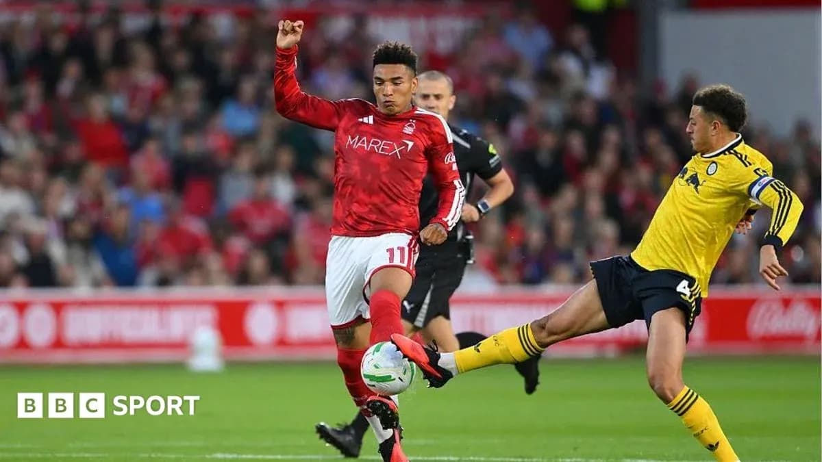 Jugador de Nottingham Forest en acción durante partido Jugador de Nottingham Forest en acción durante partido