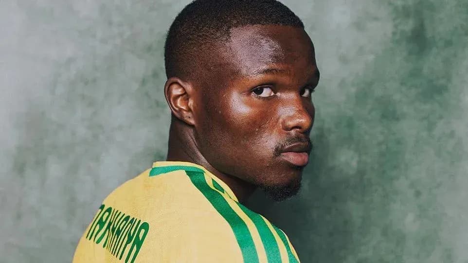 Jugador mirando hacia atrás con camiseta amarilla Jugador mirando hacia atrás con camiseta amarilla