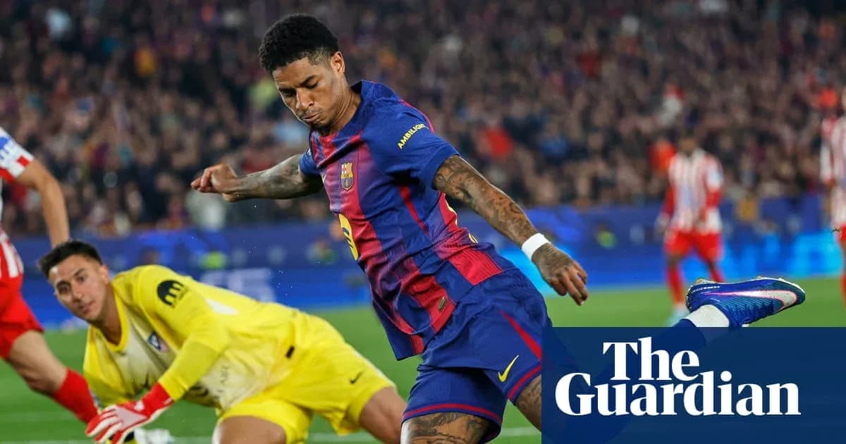 Jugador de Barcelona disparando frente al portero rival Jugador de Barcelona disparando frente al portero rival