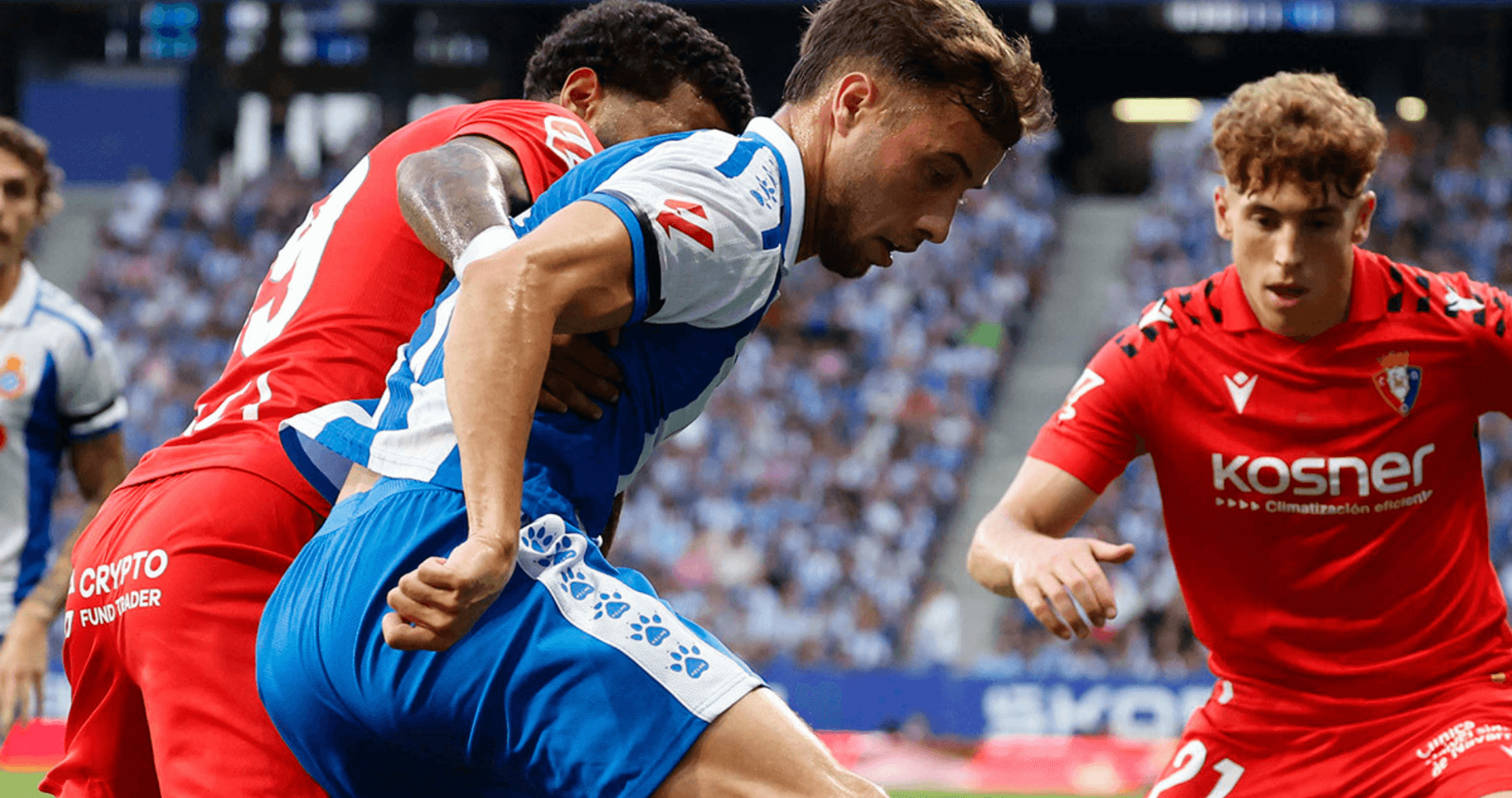 Jugador de Espanyol luchando por el balón Jugador de Espanyol luchando por el balón