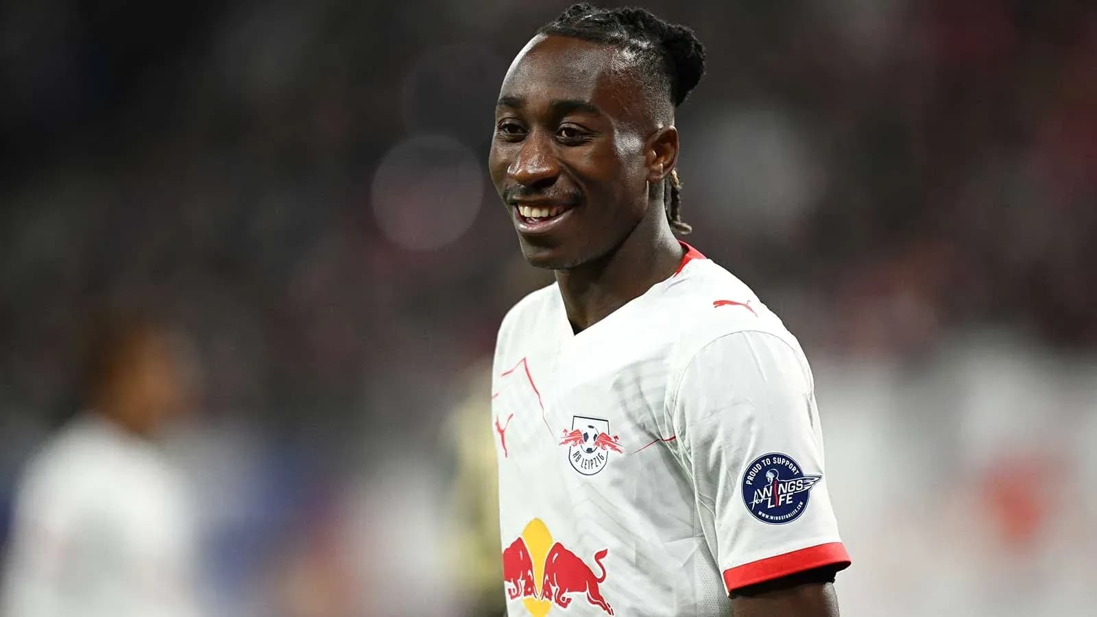 Jugador de RB Leipzig sonriendo en el campo Jugador de RB Leipzig sonriendo en el campo