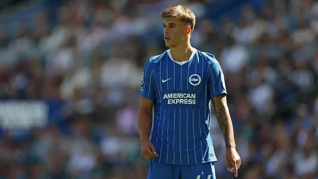 Jugador de Brighton en acción durante el partido Jugador de Brighton en acción durante el partido
