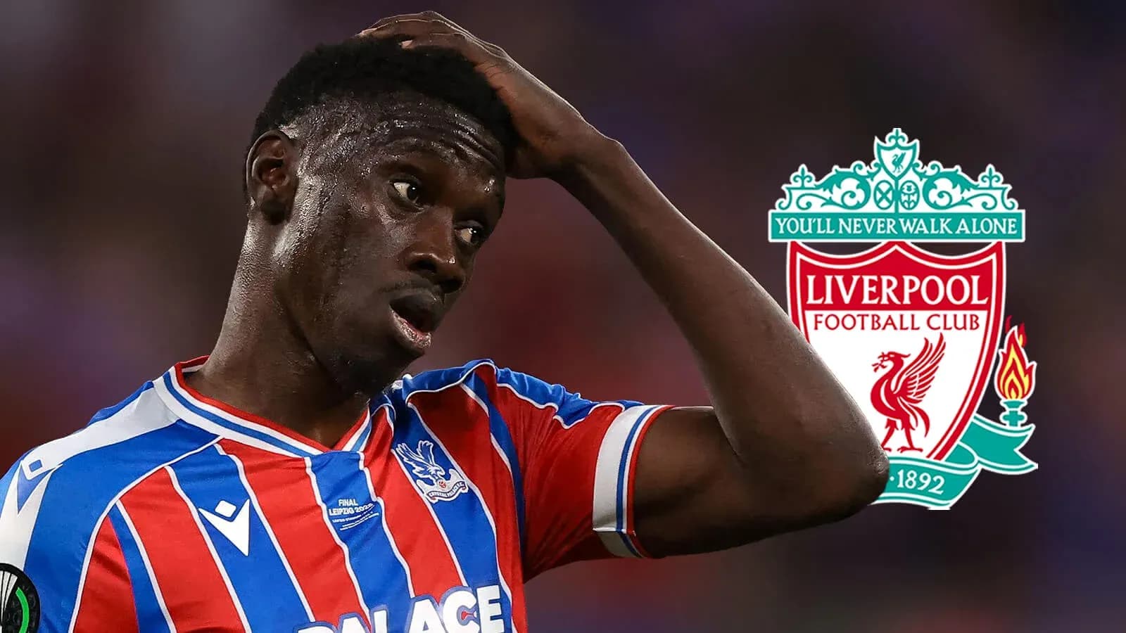 Jugador de Crystal Palace con camiseta rayada y logo de Liverpool Jugador de Crystal Palace con camiseta rayada y logo de Liverpool