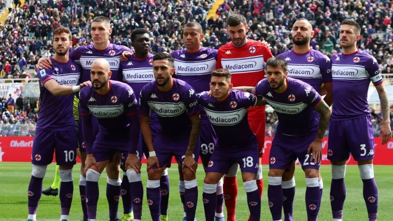 Jugadores de Fiorentina alineados antes del partido Jugadores de Fiorentina alineados antes del partido