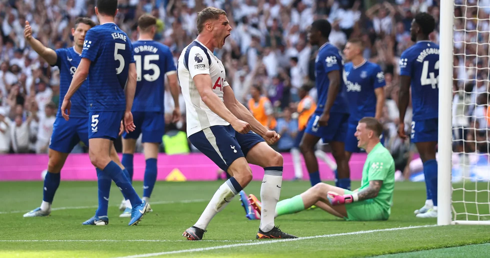 Jugador de Tottenham celebrando un gol Jugador de Tottenham celebrando un gol