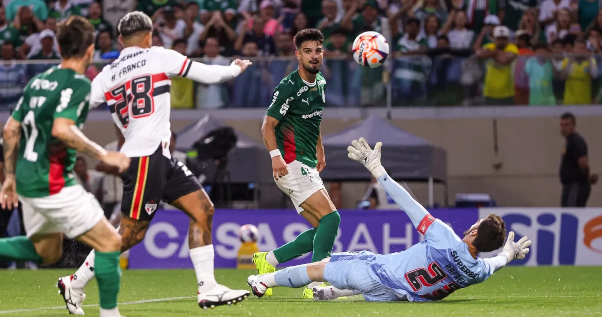 Gol de Palmeiras contra Sao Paulo en el partido Gol de Palmeiras contra Sao Paulo en el partido