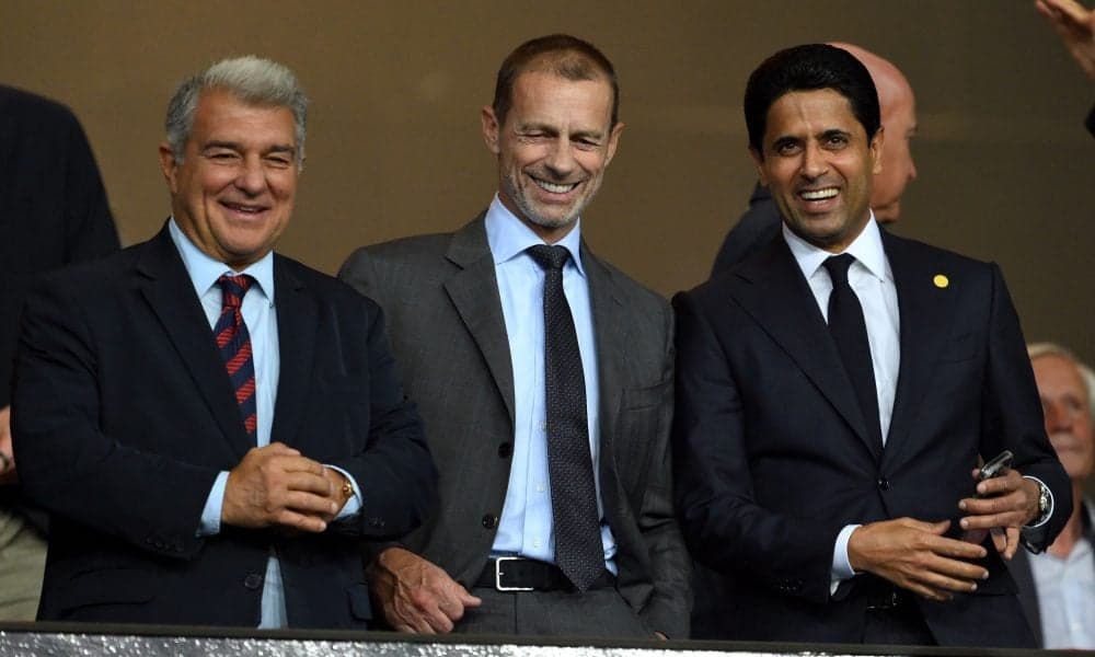 Tres hombres sonriendo en un evento deportivo Tres hombres sonriendo en un evento deportivo