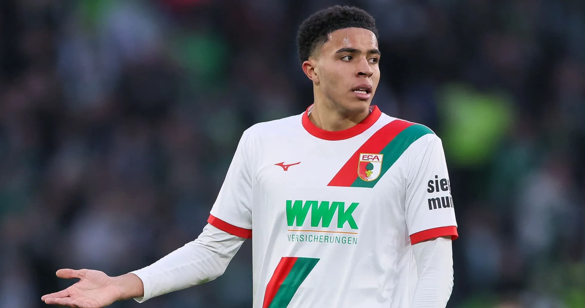 Jugador de fútbol con camiseta del Augsburg en el campo Jugador de fútbol con camiseta del Augsburg en el campo