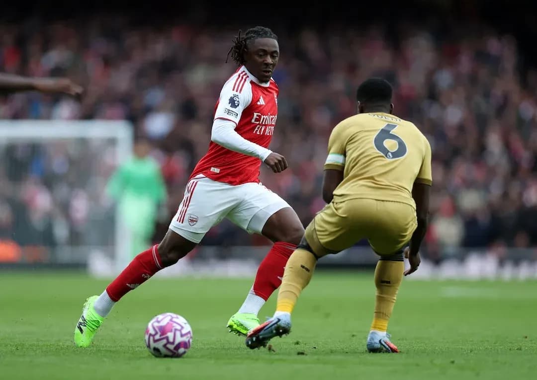 Jugador de Arsenal driblando a defensor de Crystal Palace Jugador de Arsenal driblando a defensor de Crystal Palace