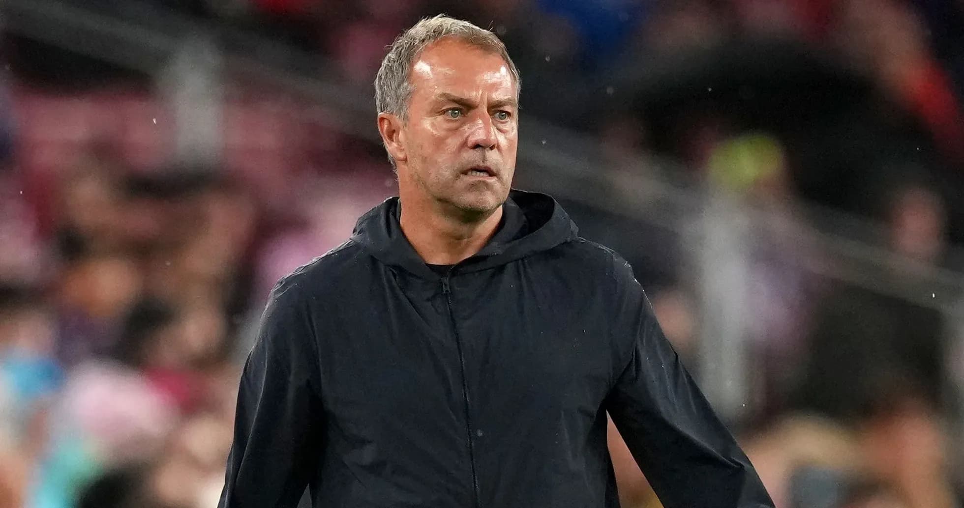 Entrenador en la banda durante un partido Entrenador en la banda durante un partido