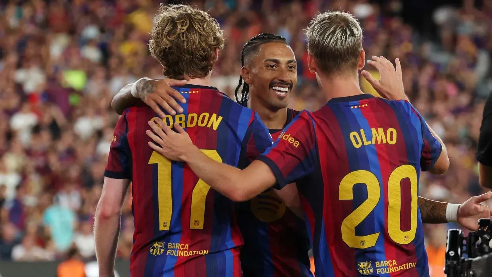 Jugadores de Barcelona celebrando un gol juntos Jugadores de Barcelona celebrando un gol juntos