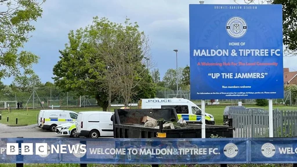 Cartel de bienvenida en estadio de Maldon & Tiptree FC Cartel de bienvenida en estadio de Maldon & Tiptree FC
