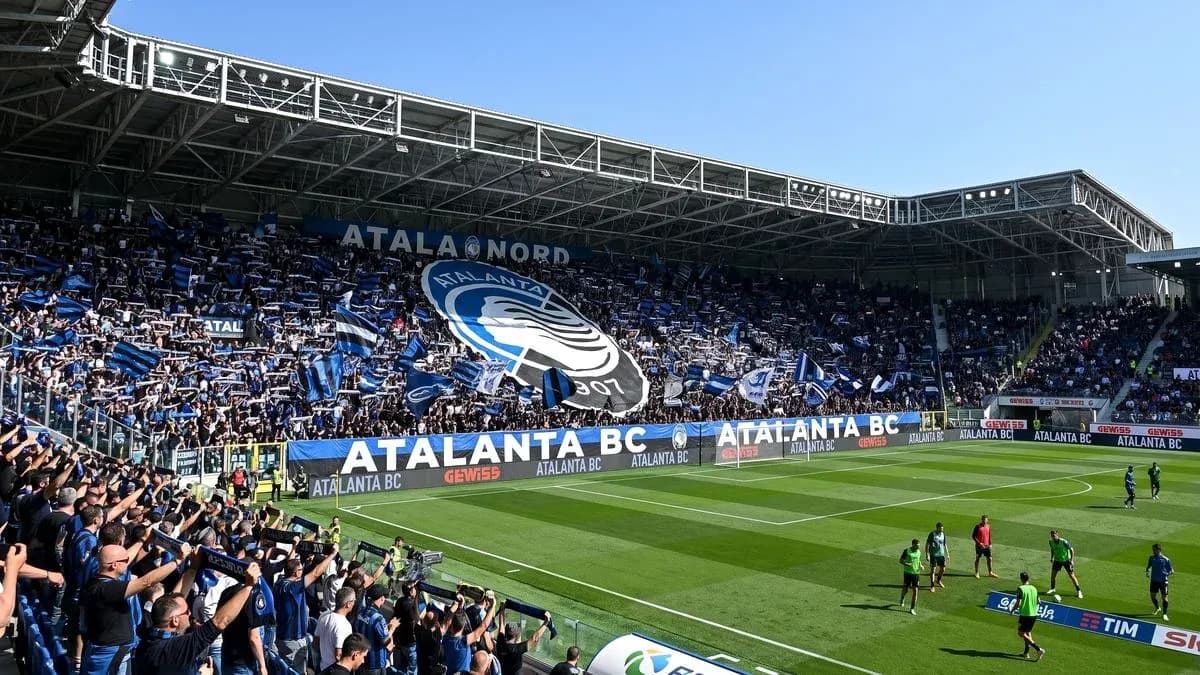 Aficionados de Atalanta en el estadio Aficionados de Atalanta en el estadio