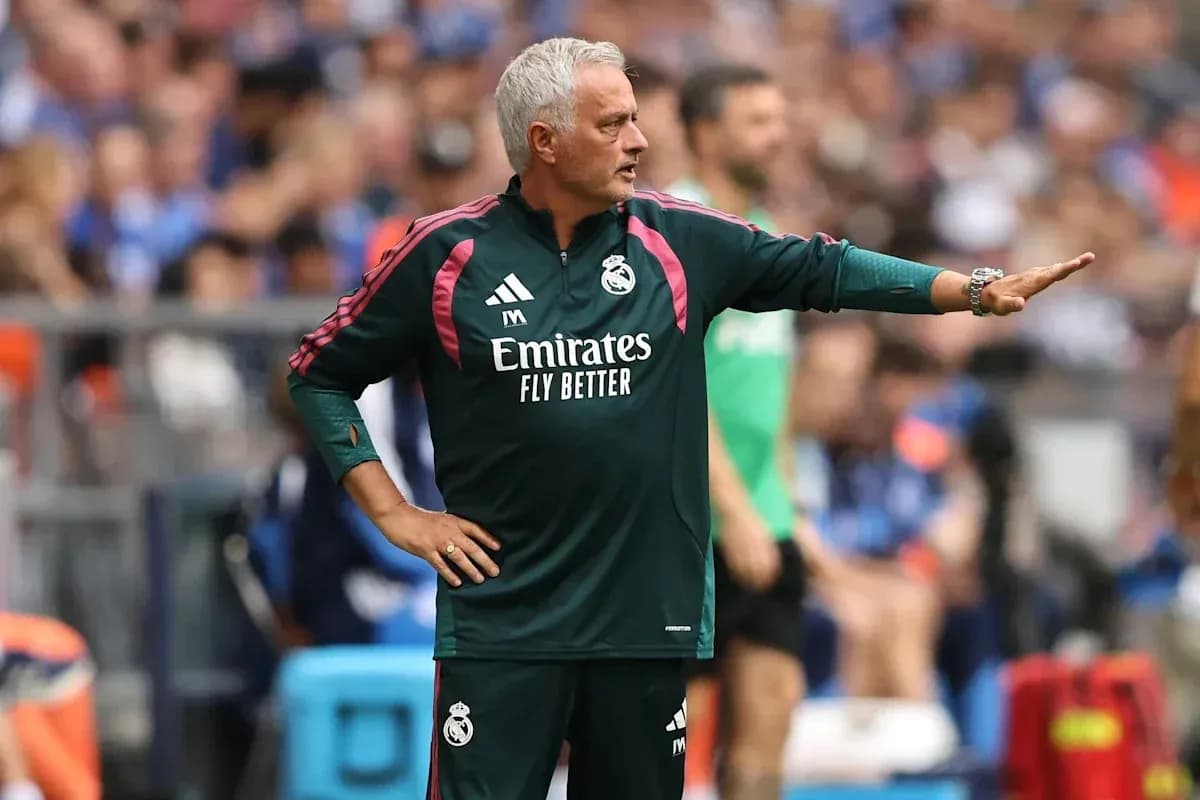 Entrenador de Real Madrid dirigiendo desde la línea lateral Entrenador de Real Madrid dirigiendo desde la línea lateral