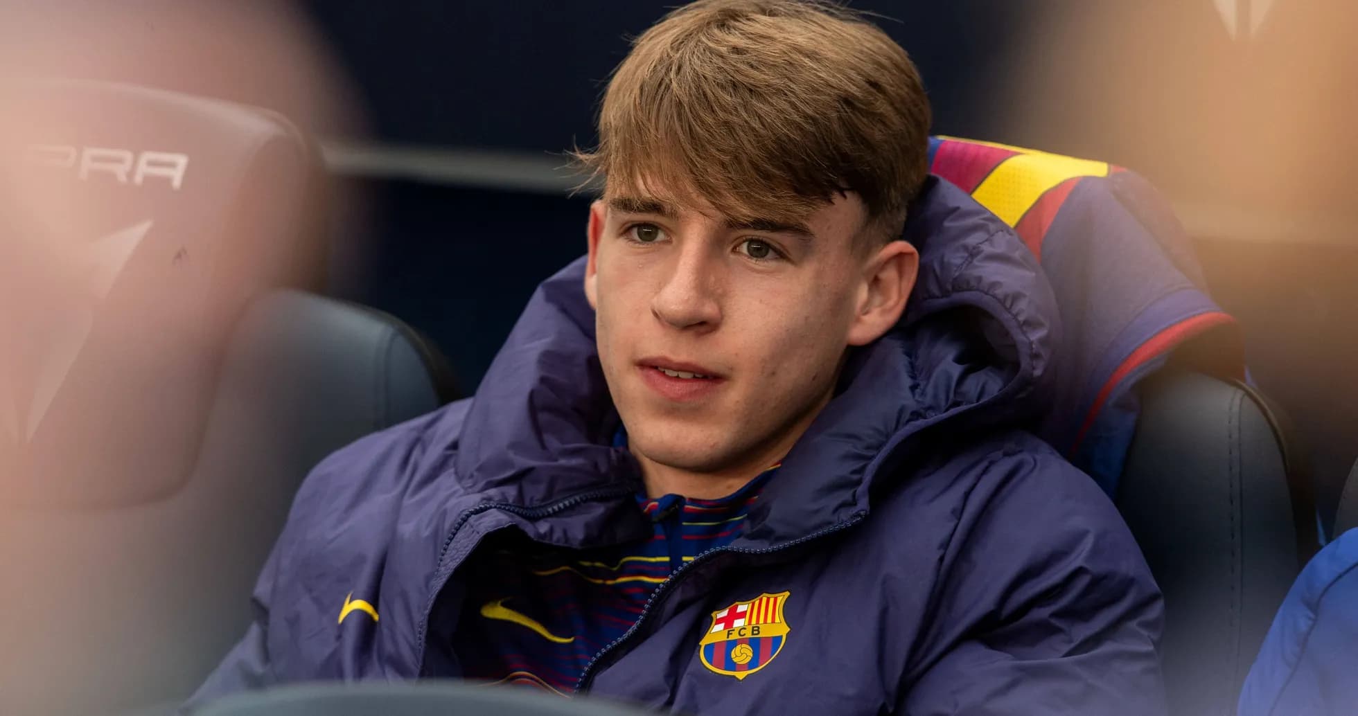 Jugador de Barcelona sentado en el banquillo Jugador de Barcelona sentado en el banquillo