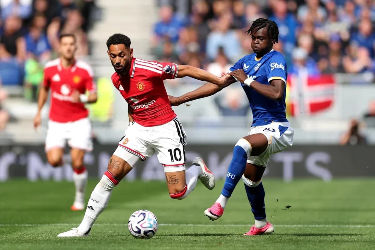Jugador de Manchester United driblando a defensor de Everton Jugador de Manchester United driblando a defensor de Everton