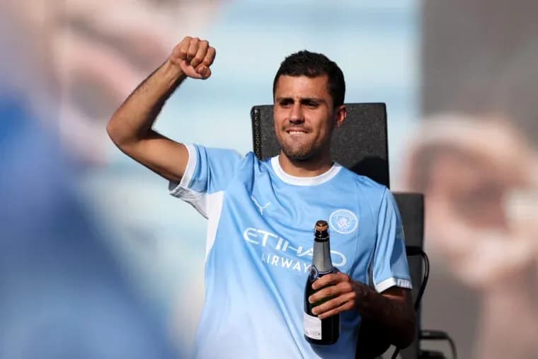 Jugador sosteniendo una botella de champán y celebrando Jugador sosteniendo una botella de champán y celebrando