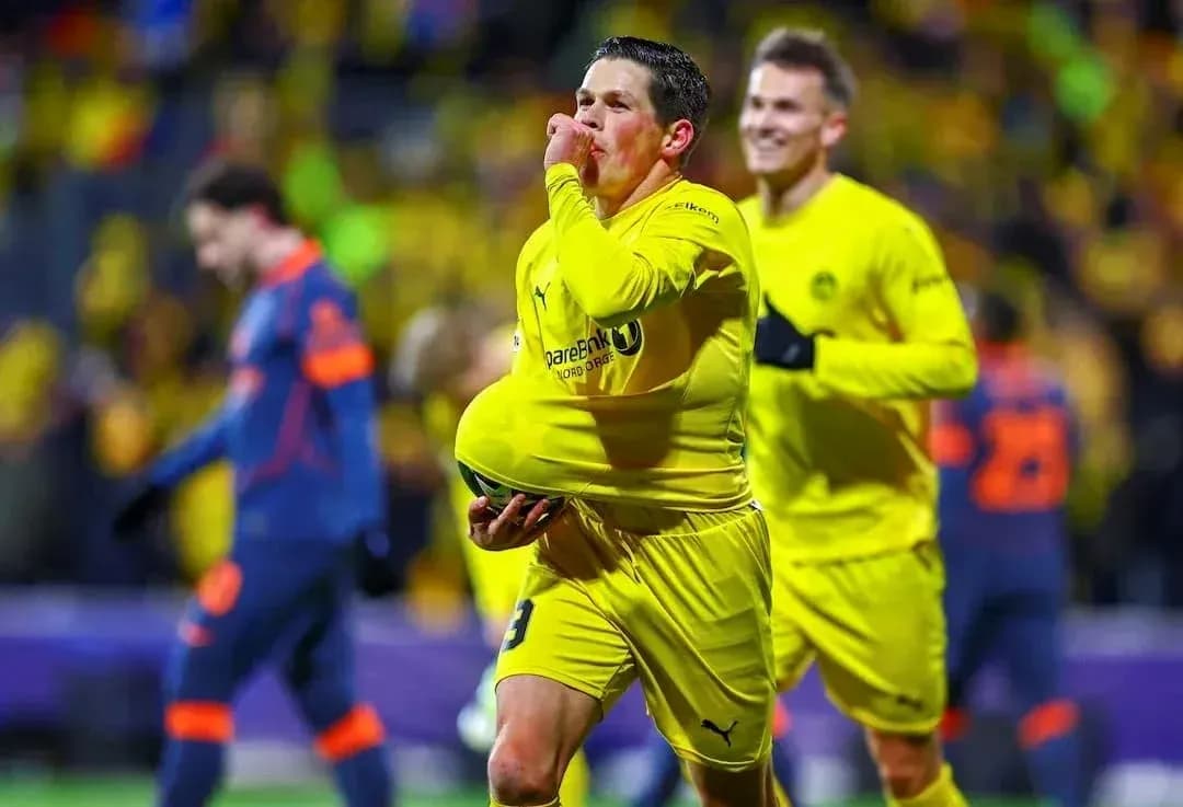 Jugador de Borussia Dortmund celebrando un gol Jugador de Borussia Dortmund celebrando un gol