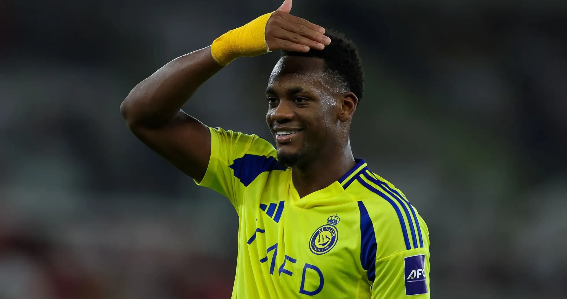 Jugador saludando con camiseta de Al Nassr Jugador saludando con camiseta de Al Nassr