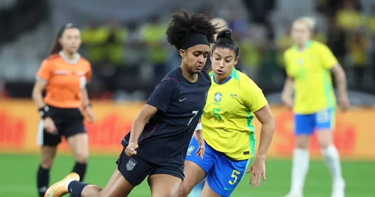 Jugadora de Estados Unidos y Brasil compiten por el balón Jugadora de Estados Unidos y Brasil compiten por el balón