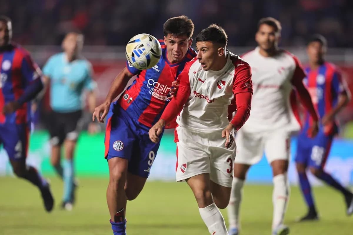 Jugadores de Independiente y San Lorenzo en acción Jugadores de Independiente y San Lorenzo en acción
