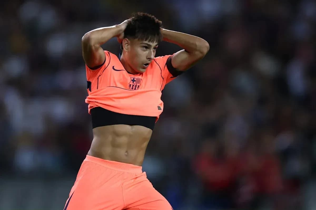 Jugador de fútbol con camiseta rosa ajustada Jugador de fútbol con camiseta rosa ajustada