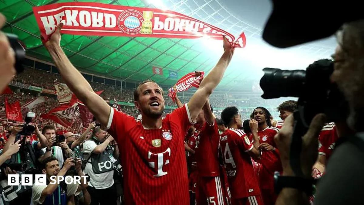 Jugador de Bayern Múnich celebrando con bufanda en estadio Jugador de Bayern Múnich celebrando con bufanda en estadio