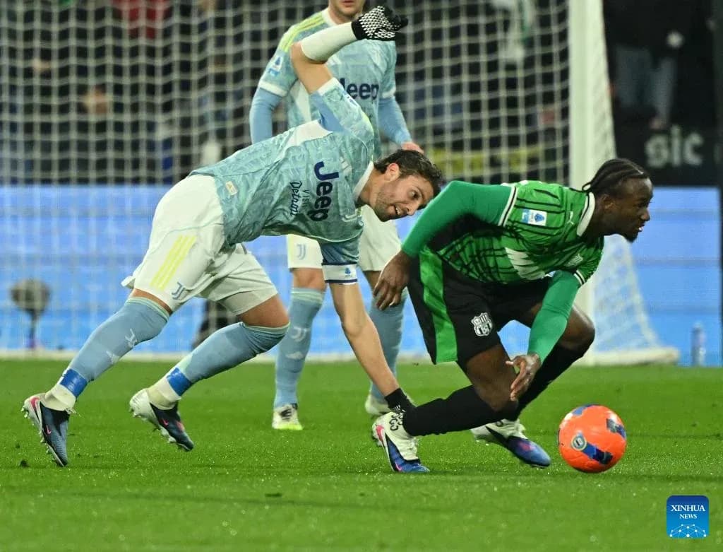 Jugador de Sassuolo despojando balón a jugador de Juventus Jugador de Sassuolo despojando balón a jugador de Juventus