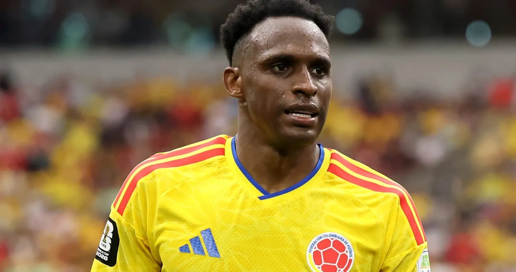 Jugador con camiseta amarilla de Colombia en el partido Jugador con camiseta amarilla de Colombia en el partido