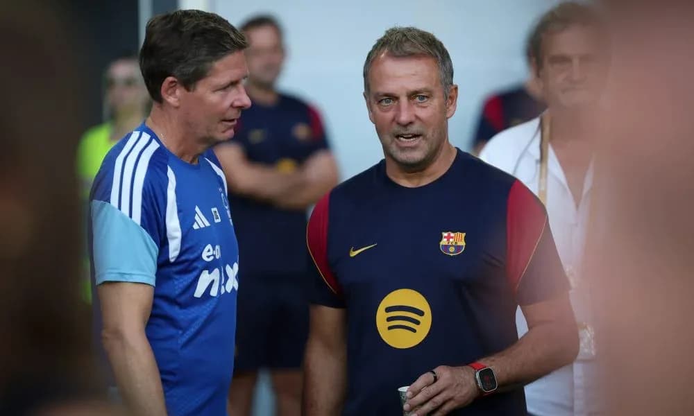 Entrenadores conversando durante entrenamiento del Barcelona Entrenadores conversando durante entrenamiento del Barcelona