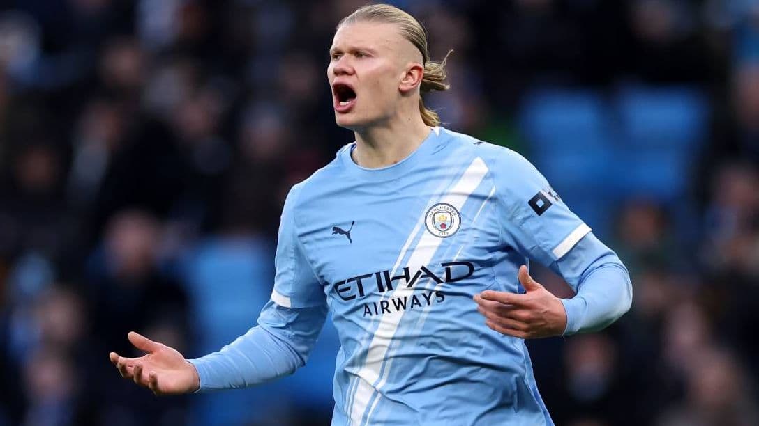 Jugador de Manchester City gesticulando durante el partido Jugador de Manchester City gesticulando durante el partido