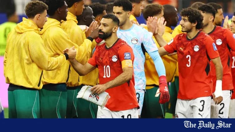 Jugadores de Egipto saludando a sus rivales después del partido Jugadores de Egipto saludando a sus rivales después del partido