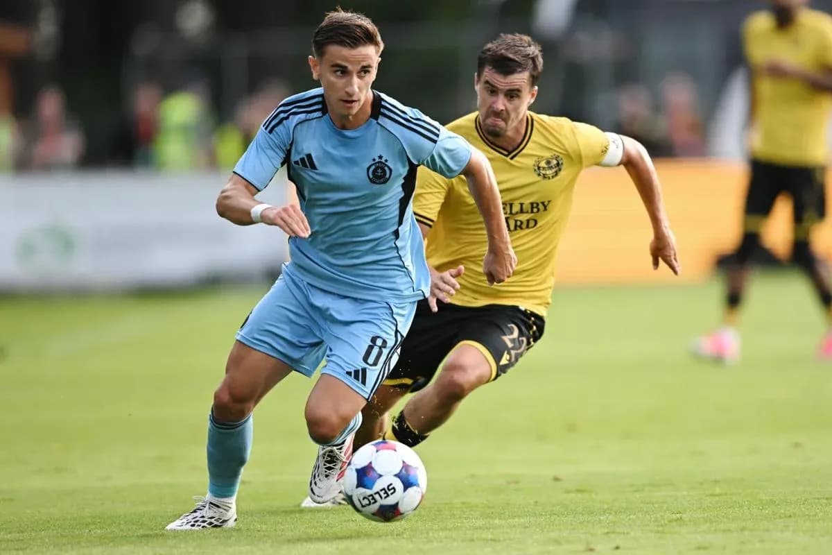 Jugador de Slovan Bratislava avanzando con el balón Jugador de Slovan Bratislava avanzando con el balón