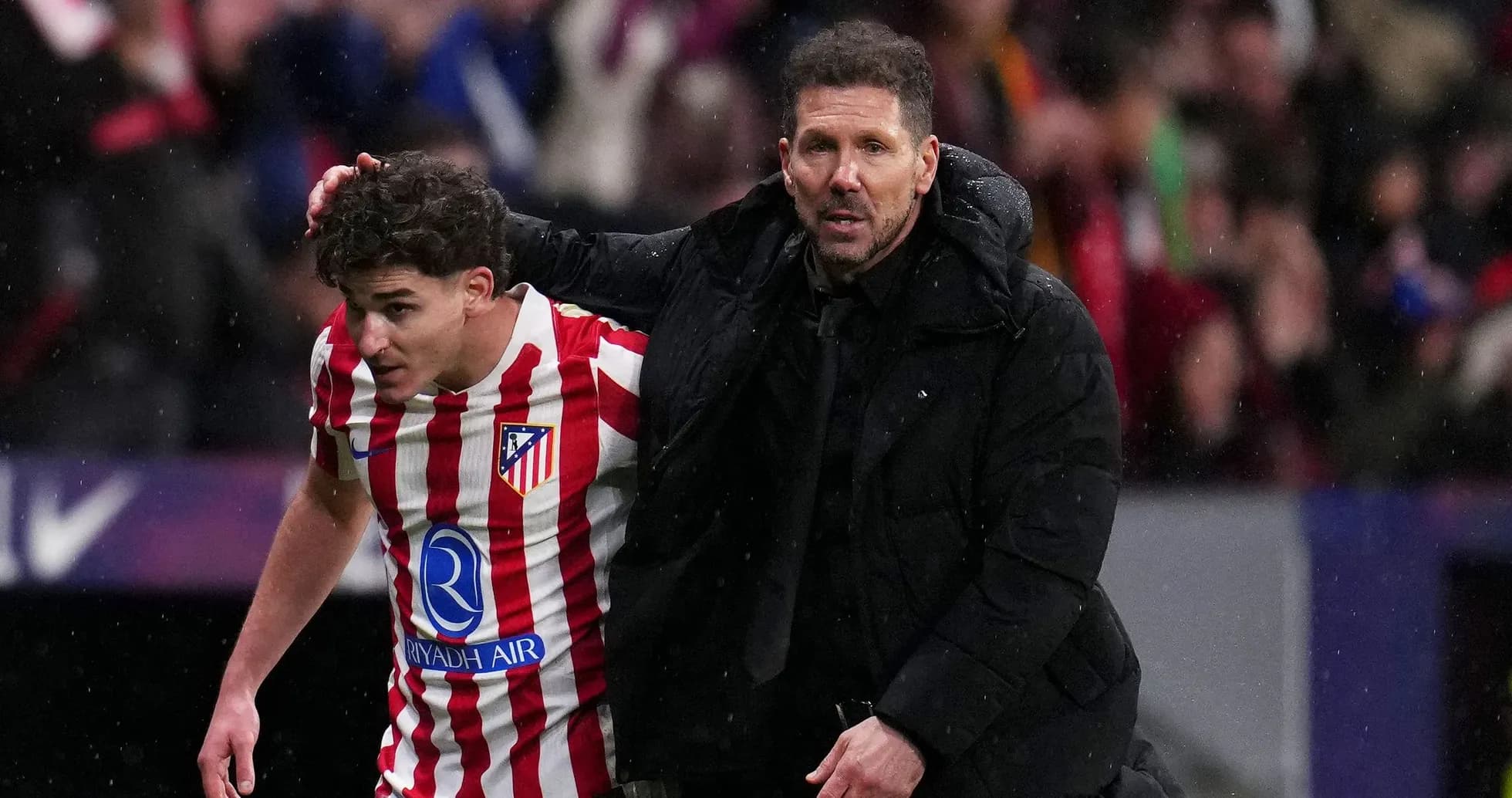 Entrenador consolando a jugador del Atlético de Madrid Entrenador consolando a jugador del Atlético de Madrid
