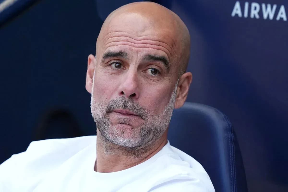 Entrenador sentado en el banquillo durante partido Entrenador sentado en el banquillo durante partido