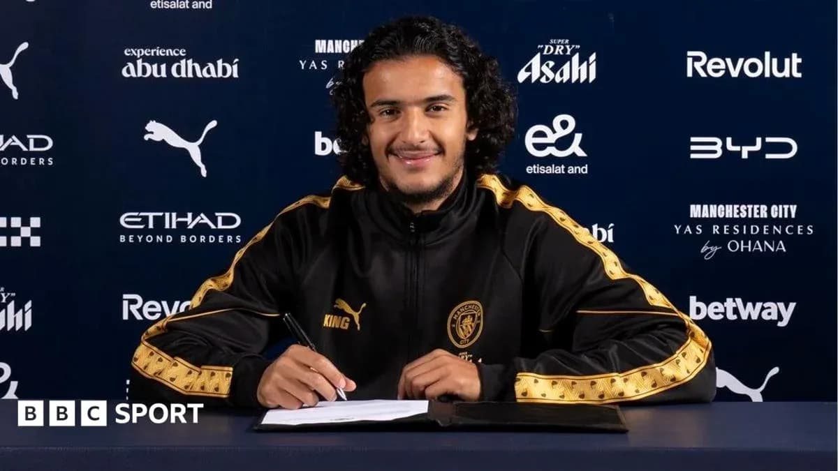 Jugador firmando contrato con Manchester City Jugador firmando contrato con Manchester City