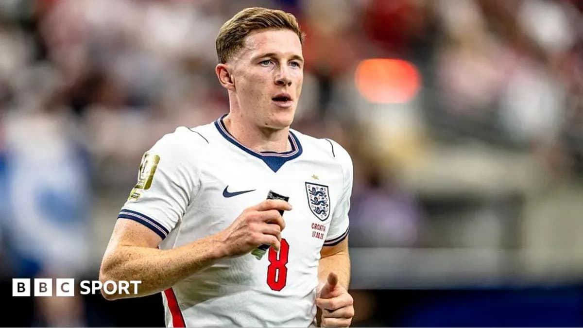 Jugador de Inglaterra corriendo en el campo de fútbol Jugador de Inglaterra corriendo en el campo de fútbol