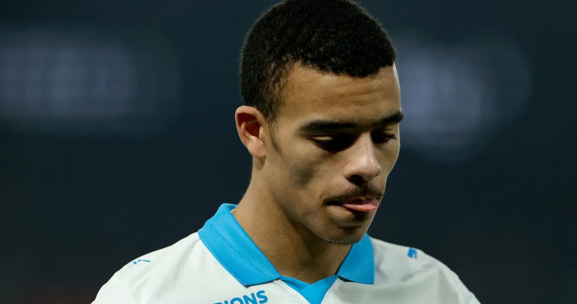 Jugador con camiseta blanca mirando hacia abajo Jugador con camiseta blanca mirando hacia abajo