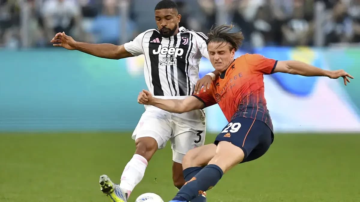Jugador de Juventus compitiendo por el balón Jugador de Juventus compitiendo por el balón