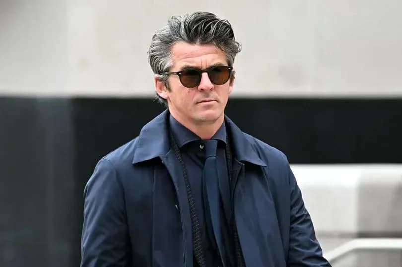 Hombre con gafas de sol y abrigo oscuro caminando Hombre con gafas de sol y abrigo oscuro caminando
