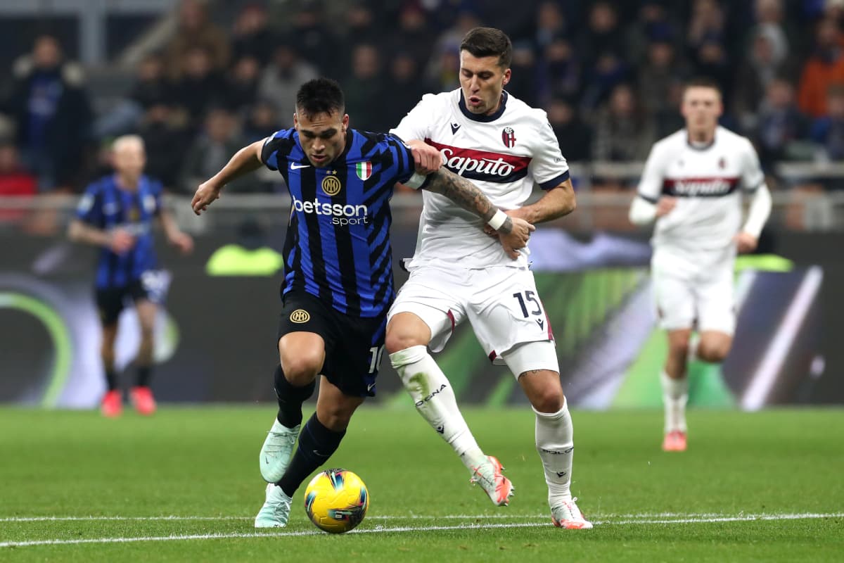 Luchador de Bologna y Inter durante el partido Luchador de Bologna y Inter durante el partido