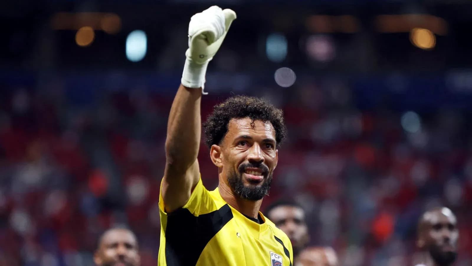 Portero saludando a la afición tras el partido Portero saludando a la afición tras el partido