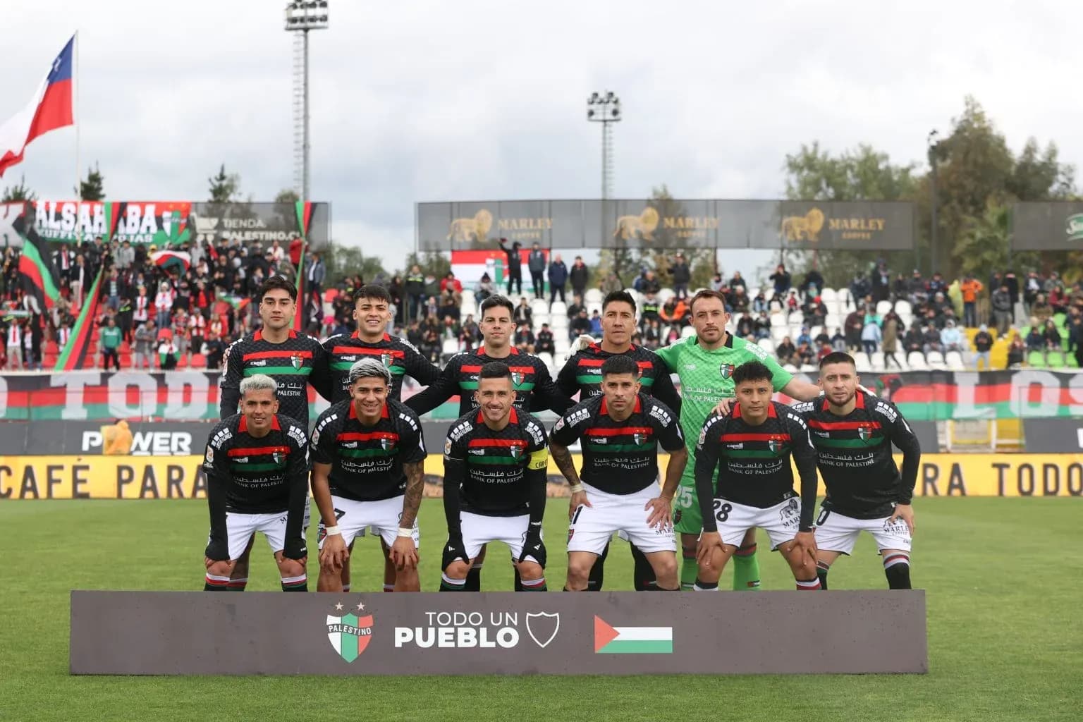 Equipo Palestino posando antes del partido Equipo Palestino posando antes del partido