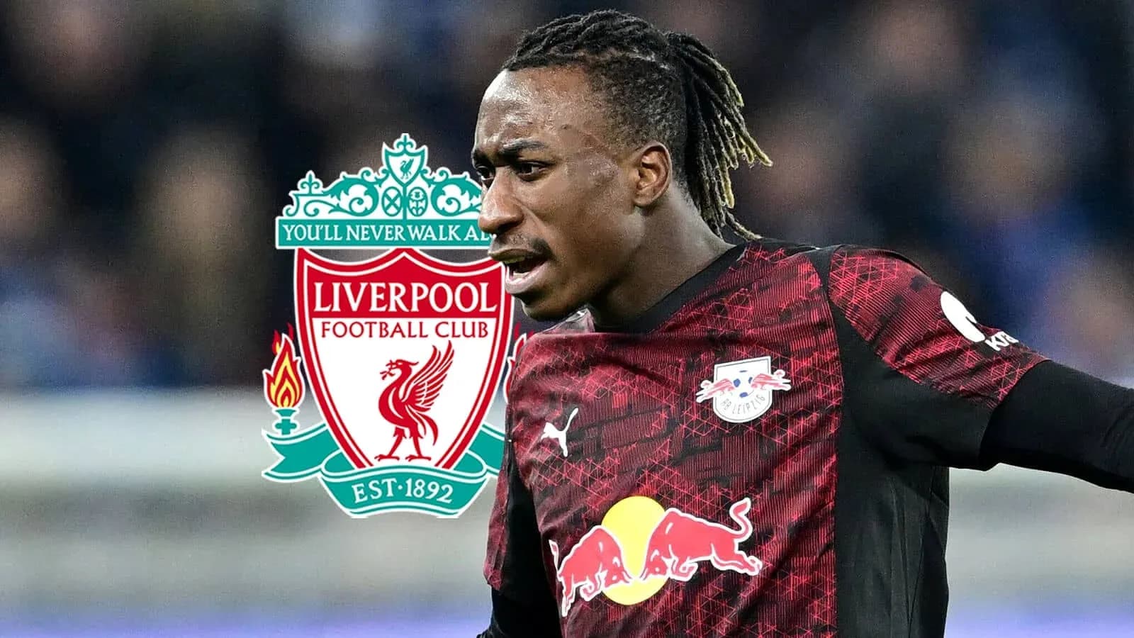 Jugador de RB Leipzig con escudo de Liverpool Jugador de RB Leipzig con escudo de Liverpool