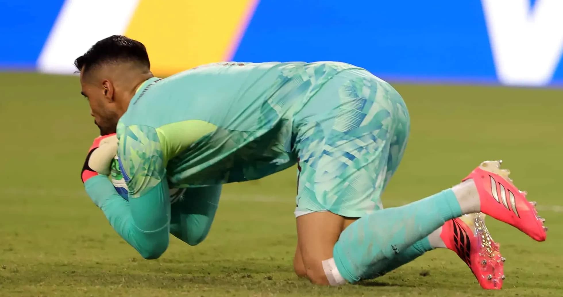 Portero atrapando el balón durante el partido Portero atrapando el balón durante el partido
