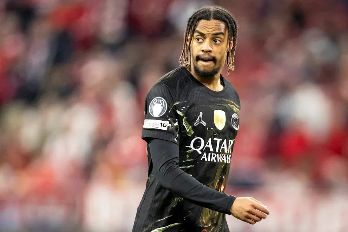 Jugador de fútbol con camiseta negra en el campo Jugador de fútbol con camiseta negra en el campo