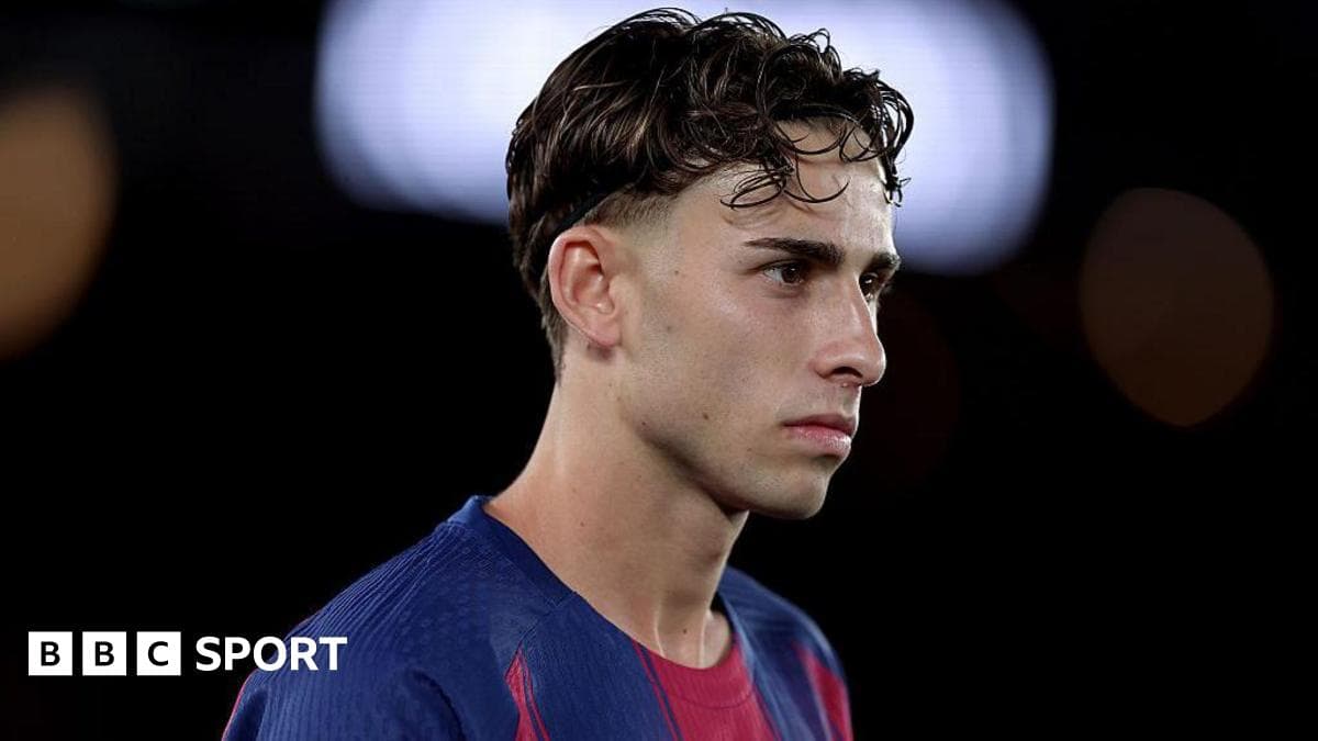Jugador con camiseta del FC Barcelona mirando hacia un lado Jugador con camiseta del FC Barcelona mirando hacia un lado