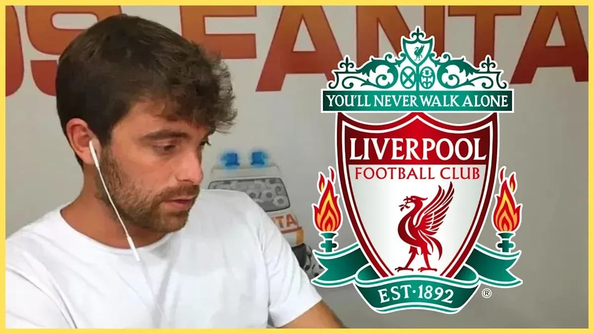 Persona escuchando música con logo de Liverpool Persona escuchando música con logo de Liverpool