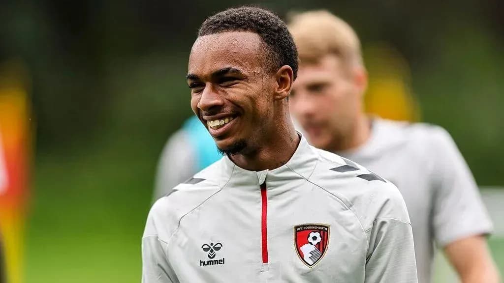 Jugador de AFC Bournemouth durante sesión de entrenamiento Jugador de AFC Bournemouth durante sesión de entrenamiento