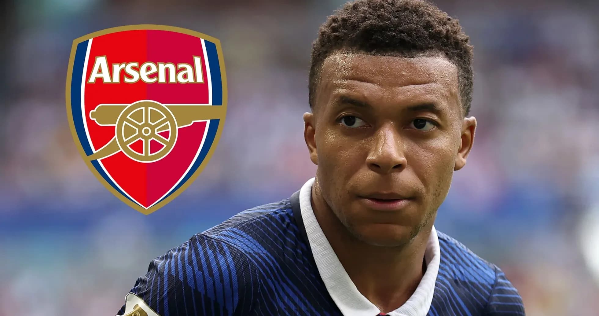 Jugador con camiseta azul y logo de Arsenal Jugador con camiseta azul y logo de Arsenal